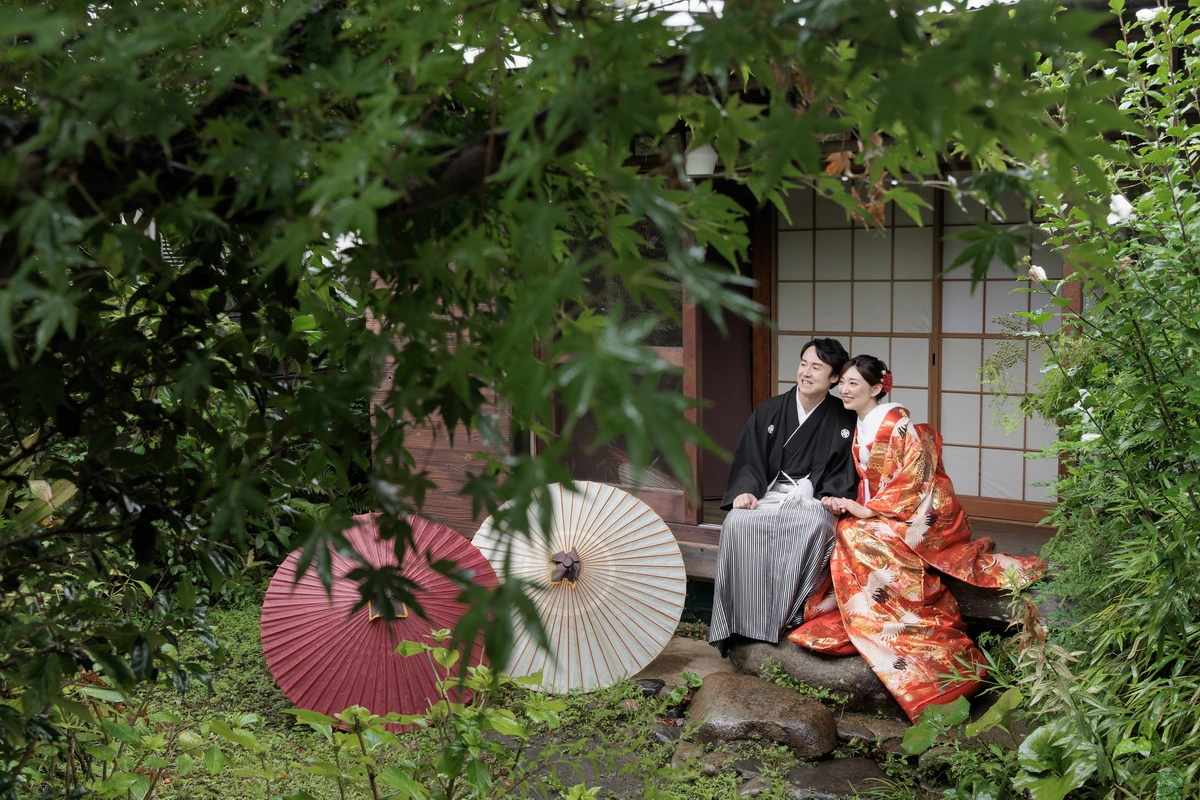 紋付き袴の新郎と白無垢綿帽子の新婦のお二人のお写真。背景の紅葉が美しい写真