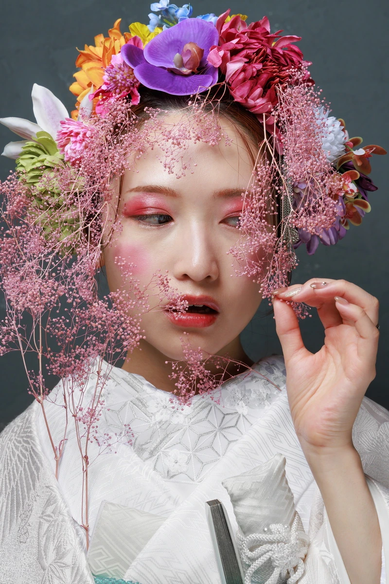 紋付き袴の新郎と白無垢綿帽子の新婦のお二人のお写真。背景の紅葉が美しい写真