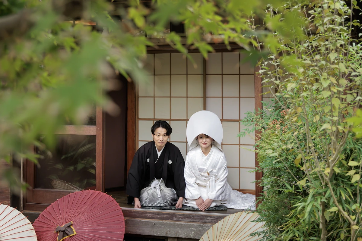 紅葉が見頃の鎌倉建長寺にて。微笑みが可愛らしい色打掛のご新婦のアップのカット