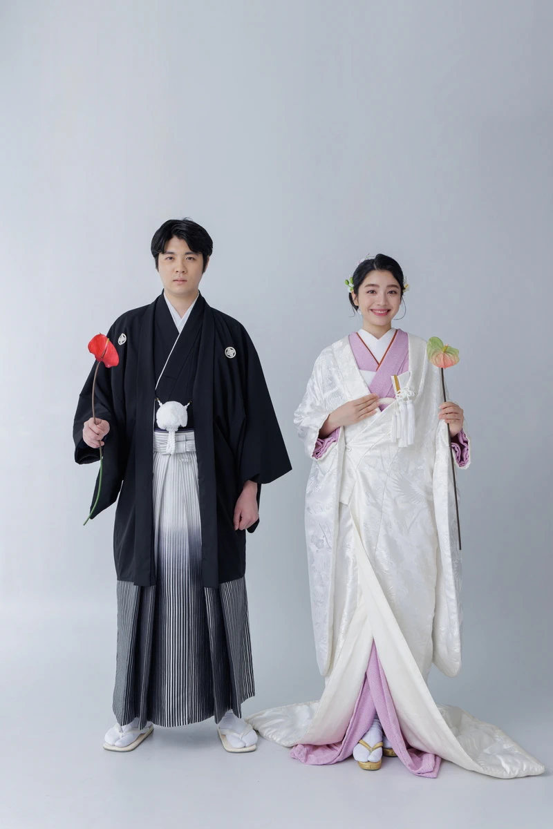 紅葉が見頃の鎌倉建長寺にて。微笑みが可愛らしい色打掛のご新婦のアップのカット