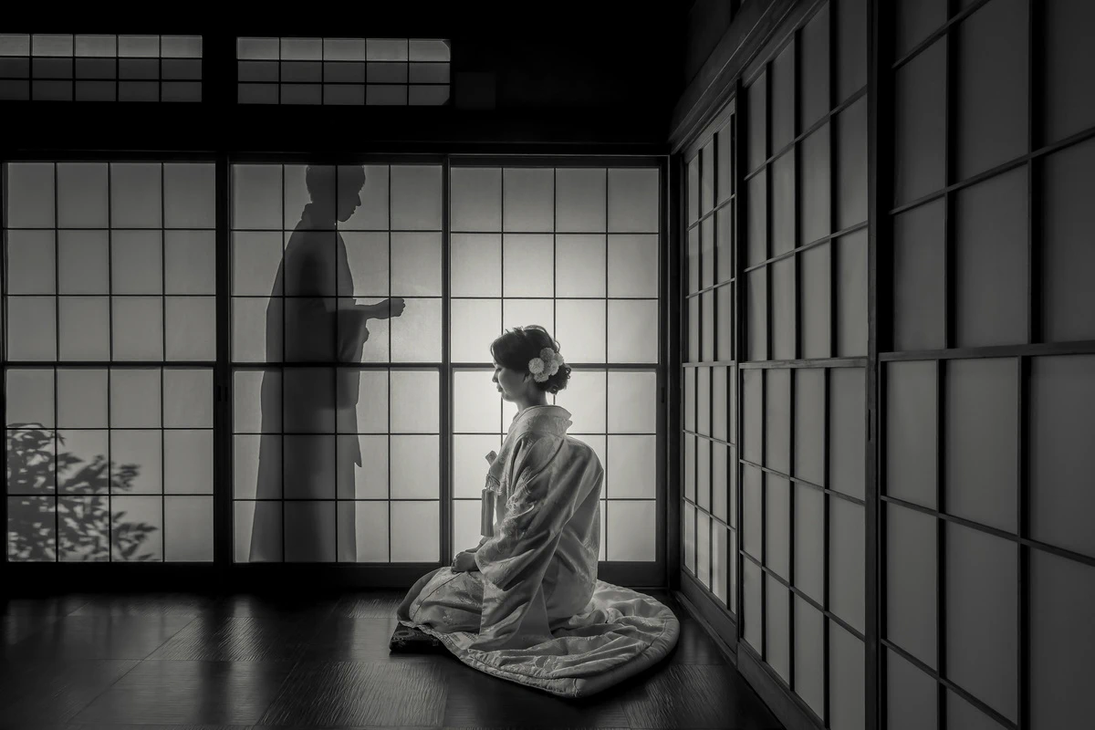 紅葉が見頃の鎌倉建長寺にて。微笑みが可愛らしい色打掛のご新婦のアップのカット