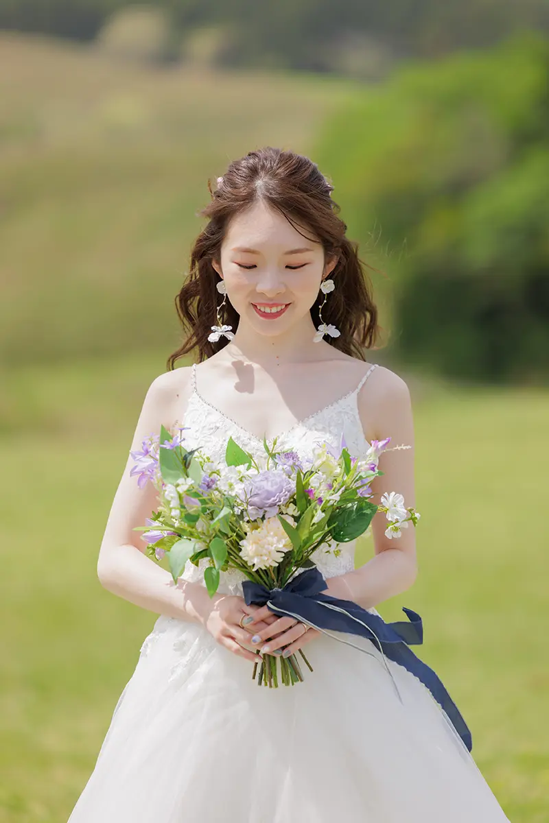 鎌倉・妙本寺の二天門前で白無垢姿の新婦と和装の新郎が紅葉に囲まれて佇むフォトウェディング・前撮り写真