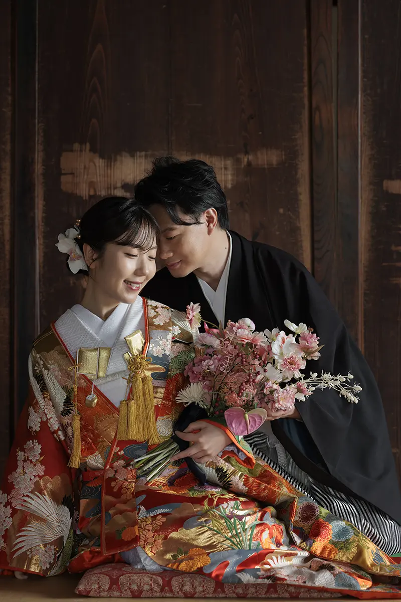 鎌倉・妙本寺の二天門前で白無垢姿の新婦と和装の新郎が紅葉に囲まれて佇むフォトウェディング・前撮り写真