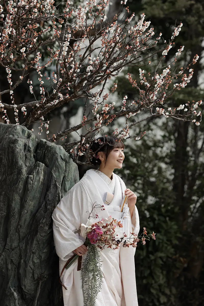 鎌倉・妙本寺の二天門前で白無垢姿の新婦と和装の新郎が紅葉に囲まれて佇むフォトウェディング・前撮り写真