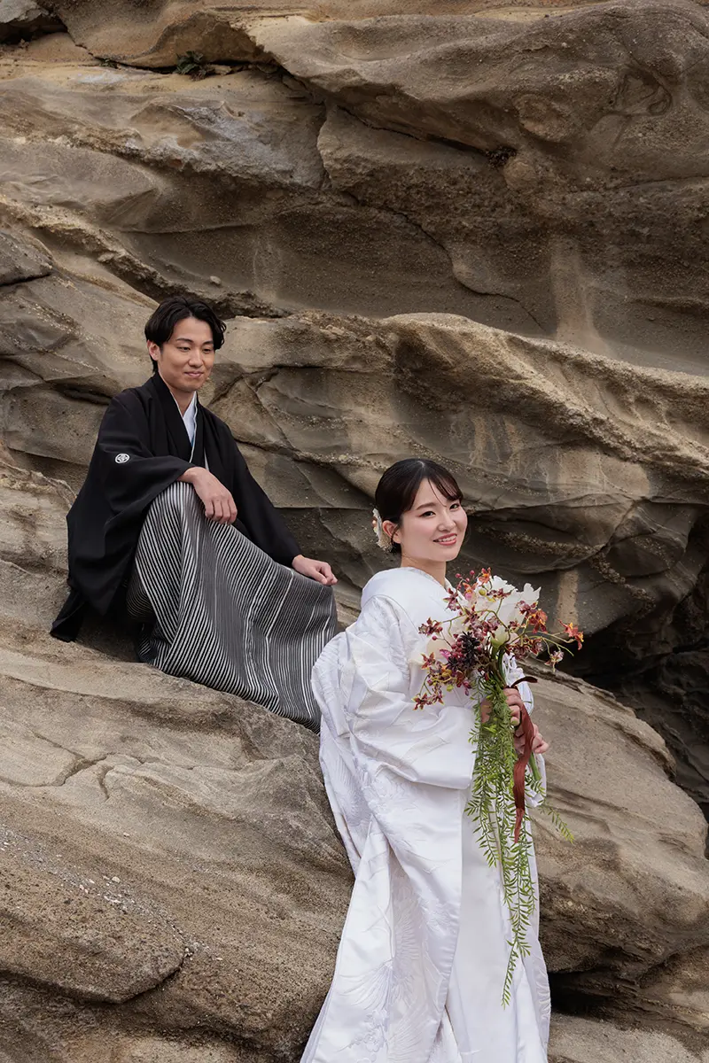 鎌倉・妙本寺の二天門前で白無垢姿の新婦と和装の新郎が紅葉に囲まれて佇むフォトウェディング・前撮り写真