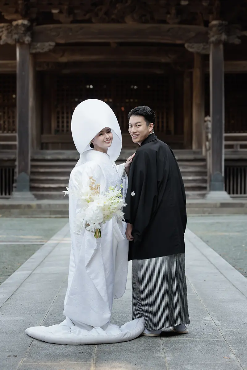 鎌倉・妙本寺の二天門前で白無垢姿の新婦と和装の新郎が紅葉に囲まれて佇むフォトウェディング・前撮り写真