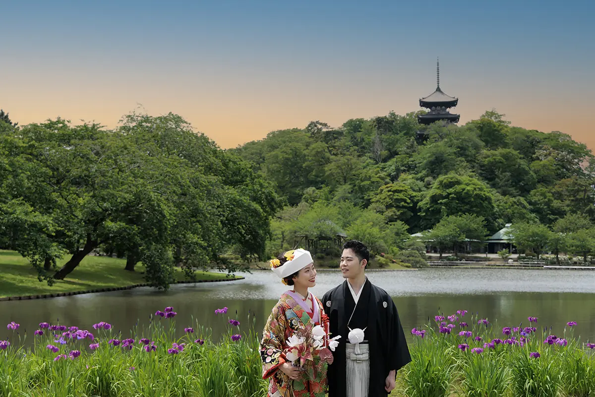 鎌倉・妙本寺の二天門前で白無垢姿の新婦と和装の新郎が紅葉に囲まれて佇むフォトウェディング・前撮り写真