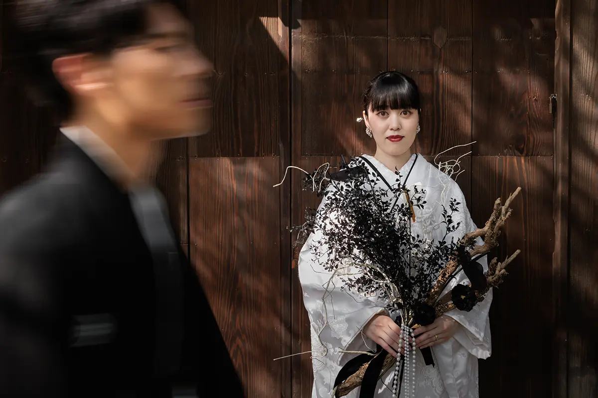 鎌倉・妙本寺の二天門前で白無垢姿の新婦と和装の新郎が紅葉に囲まれて佇むフォトウェディング・前撮り写真