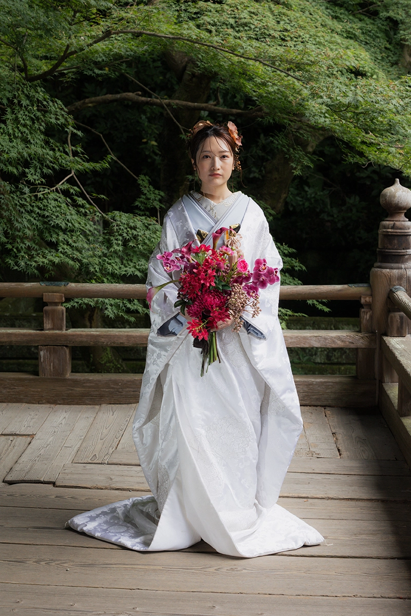 鎌倉・妙本寺の二天門前で白無垢姿の新婦と和装の新郎が紅葉に囲まれて佇むフォトウェディング・前撮り写真