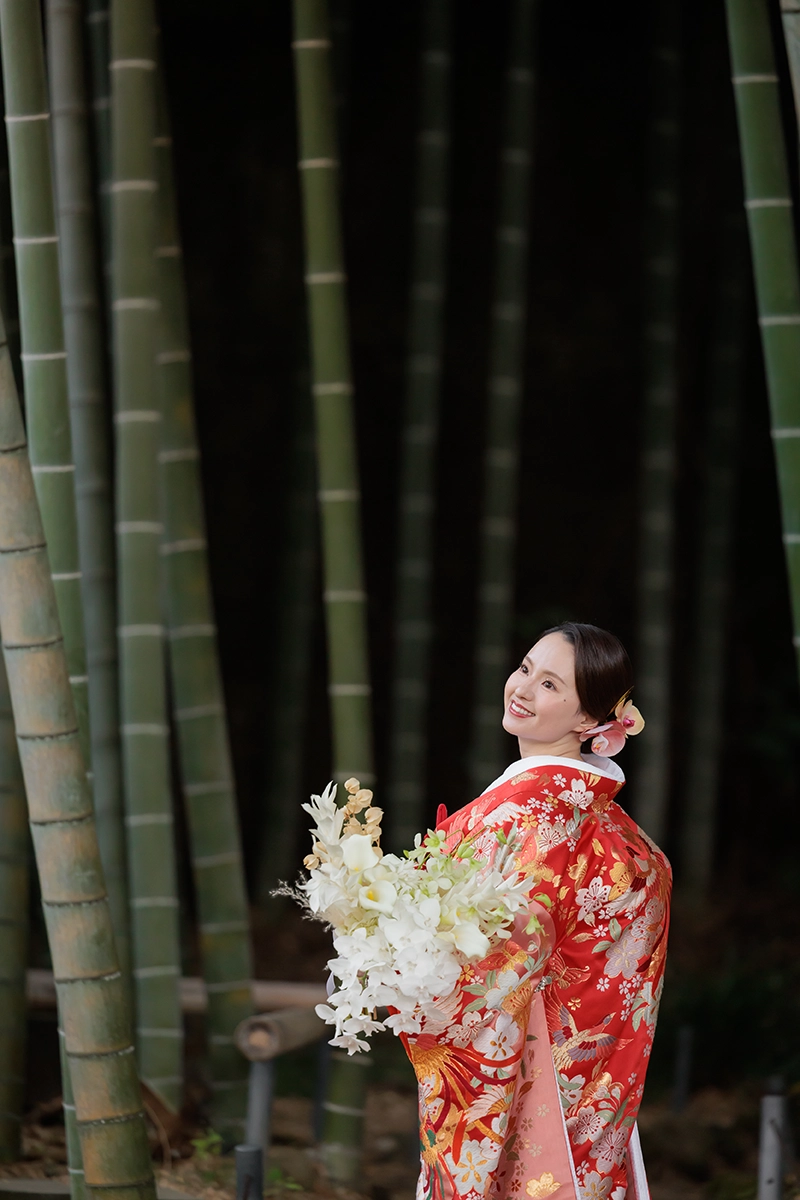 鎌倉・妙本寺の二天門前で白無垢姿の新婦と和装の新郎が紅葉に囲まれて佇むフォトウェディング・前撮り写真