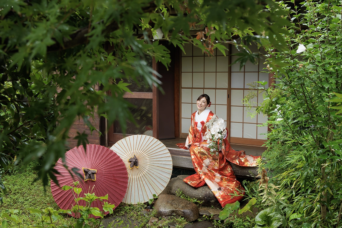 鎌倉・妙本寺の二天門前で白無垢姿の新婦と和装の新郎が紅葉に囲まれて佇むフォトウェディング・前撮り写真