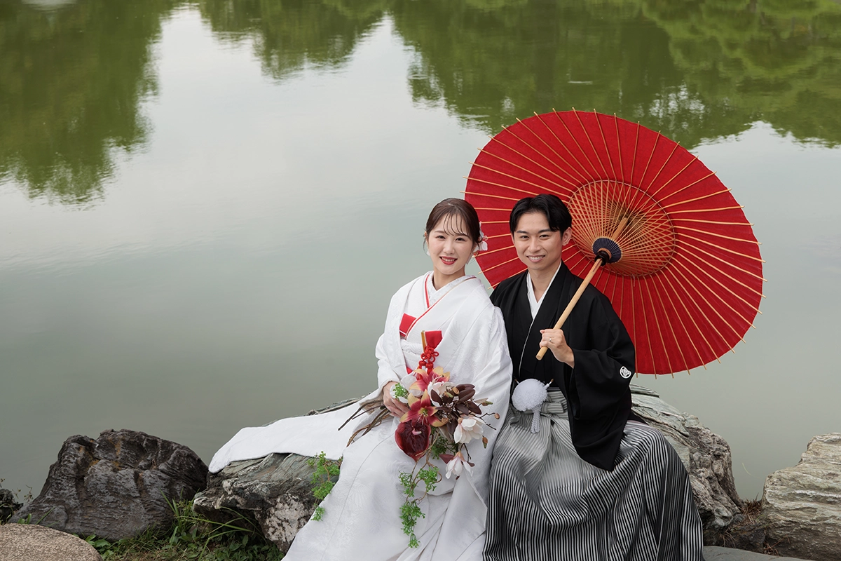 鎌倉・妙本寺の二天門前で白無垢姿の新婦と和装の新郎が紅葉に囲まれて佇むフォトウェディング・前撮り写真