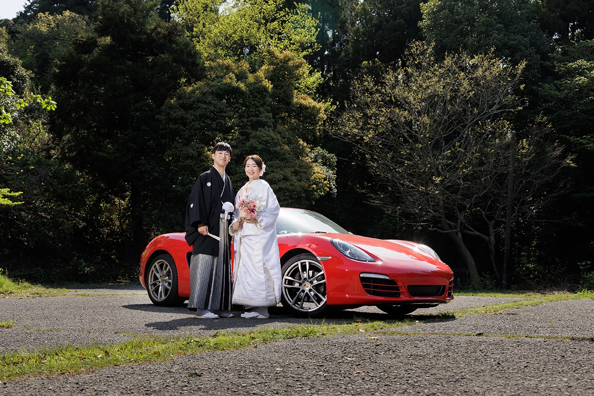 愛車と一緒に和装で撮影するフォトウェディング・前撮りの記念写真