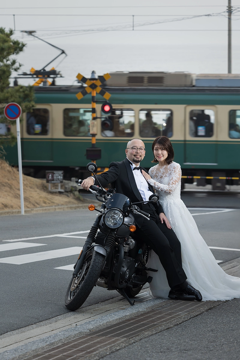 愛車のバイクと江ノ電を背景に撮影した鎌倉のフォトウェディング・前撮り