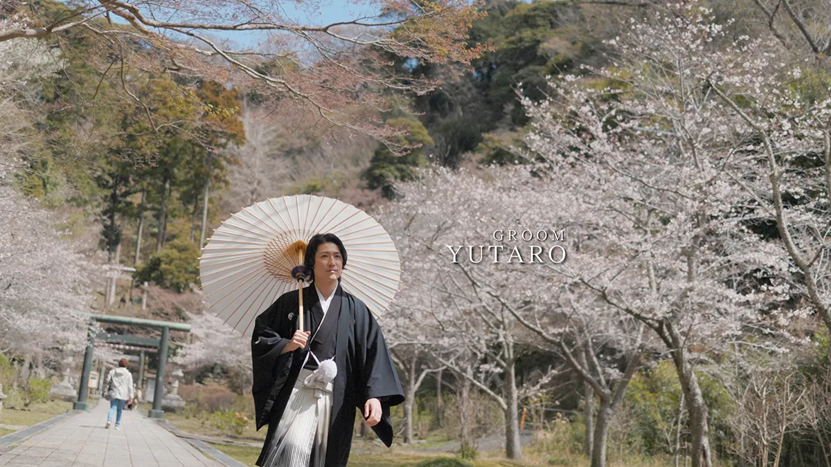 横浜・大桟橋でウェディングドレス姿とタキシード姿の新婦と新郎がみなとみらいの夜景を背景に撮影するフォトウェディング・前撮り写真