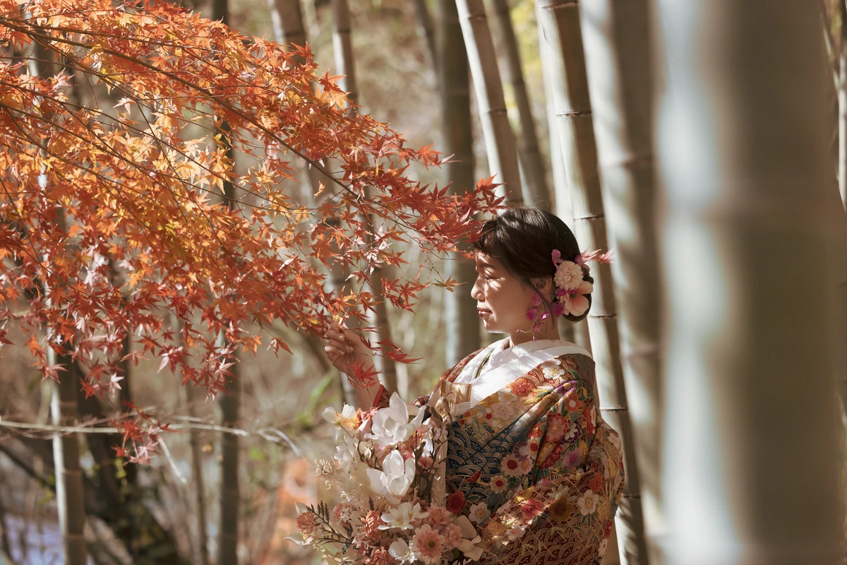 紅葉の季節にて。竹林を背景した色打掛荘厳美麗其の壱の新婦の横顔の姿
