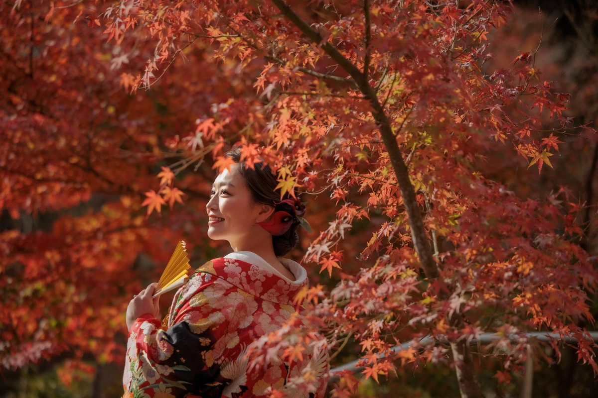 鎌倉建長寺の紅葉スポットで色打掛姿の花嫁を撮影した和装前撮り。鮮やかな紅葉に包まれた秋のフォトウェディングシーン