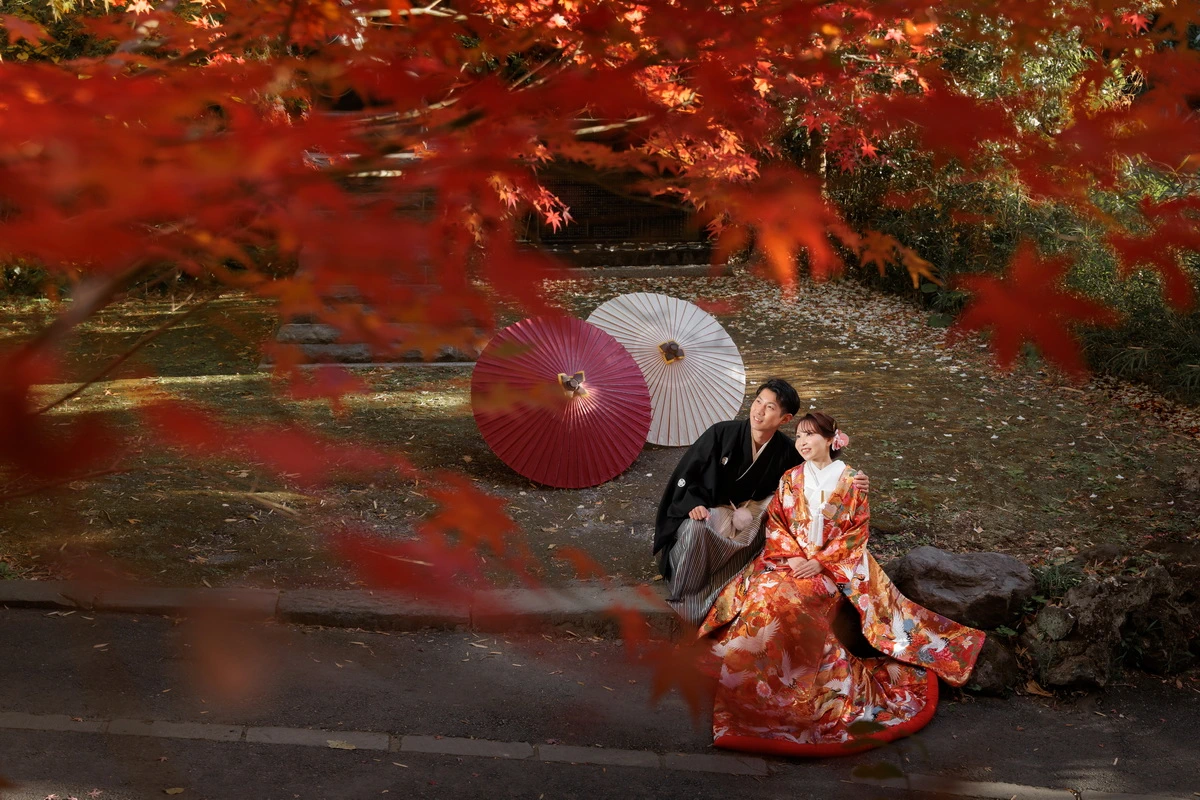 鎌倉建長寺紅葉前撮りで人気の妙本寺にて、色打掛姿の花嫁と紋付袴の新郎を撮影した秋の和装フォトウェディング