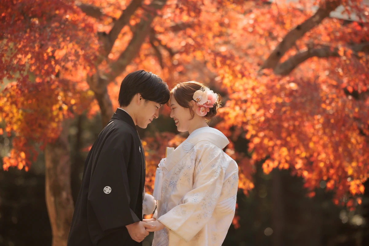鎌倉・円覚寺の紅葉が美しい境内で撮影した白無垢の和装前撮り。秋の自然光に包まれた新郎新婦の鎌倉フォトウェディング
