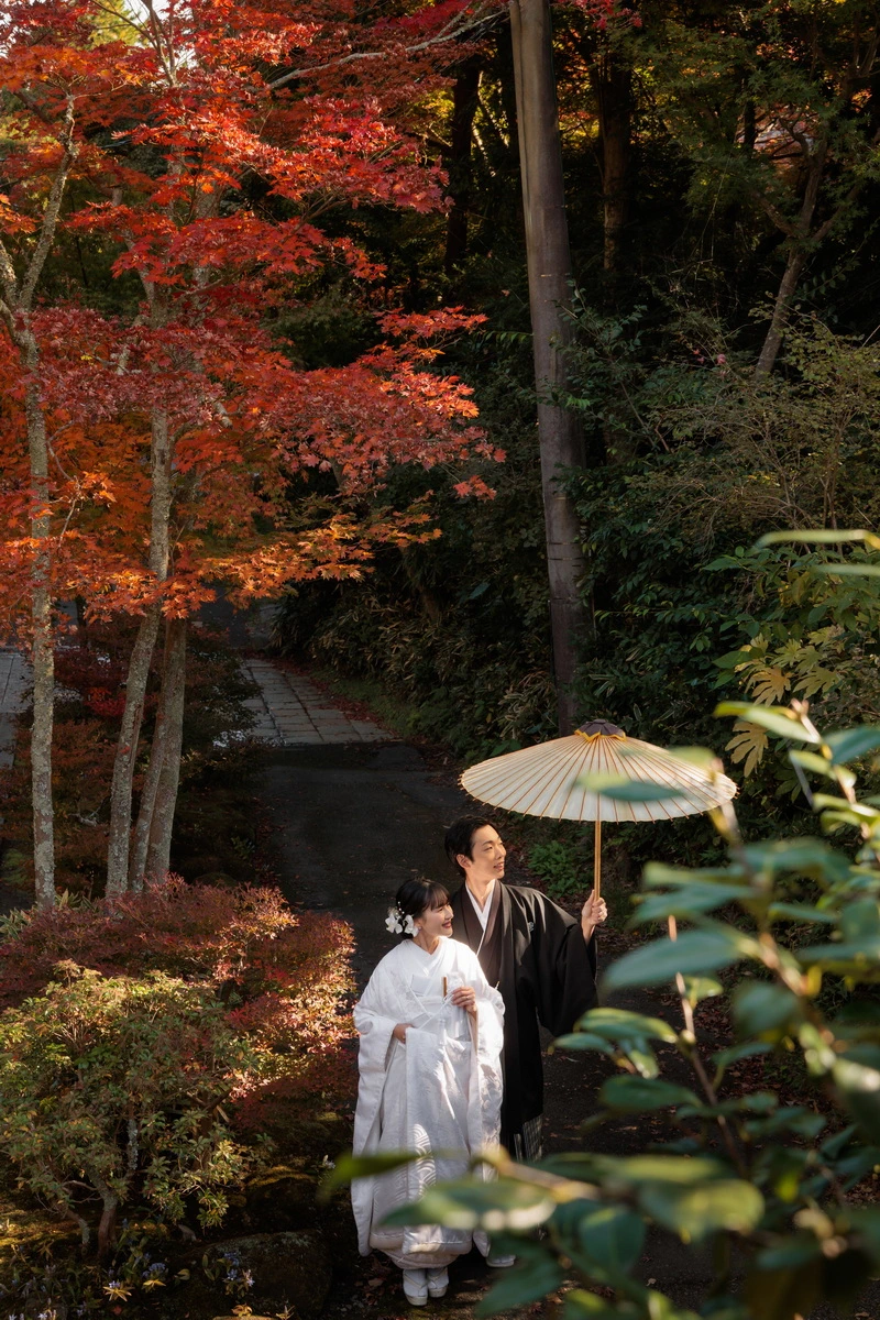 鎌倉・海蔵寺の紅葉に囲まれた参道で撮影した白無垢の和装前撮り。秋の自然に包まれたフォトウェディング