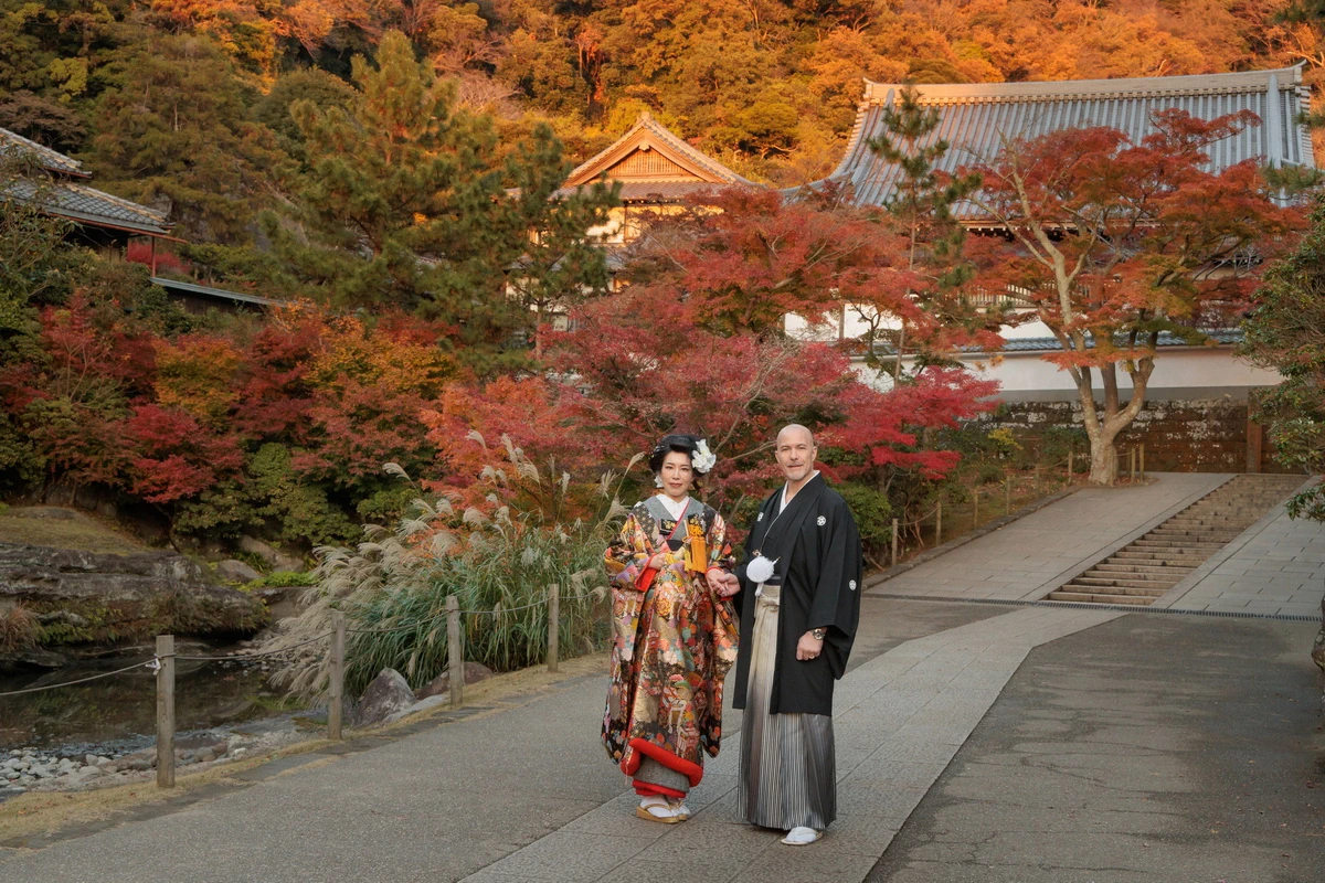 鎌倉・円覚寺の紅葉が美しい境内で撮影した色打掛の和装前撮り。秋の寺院風景と調和するフォトウェディング