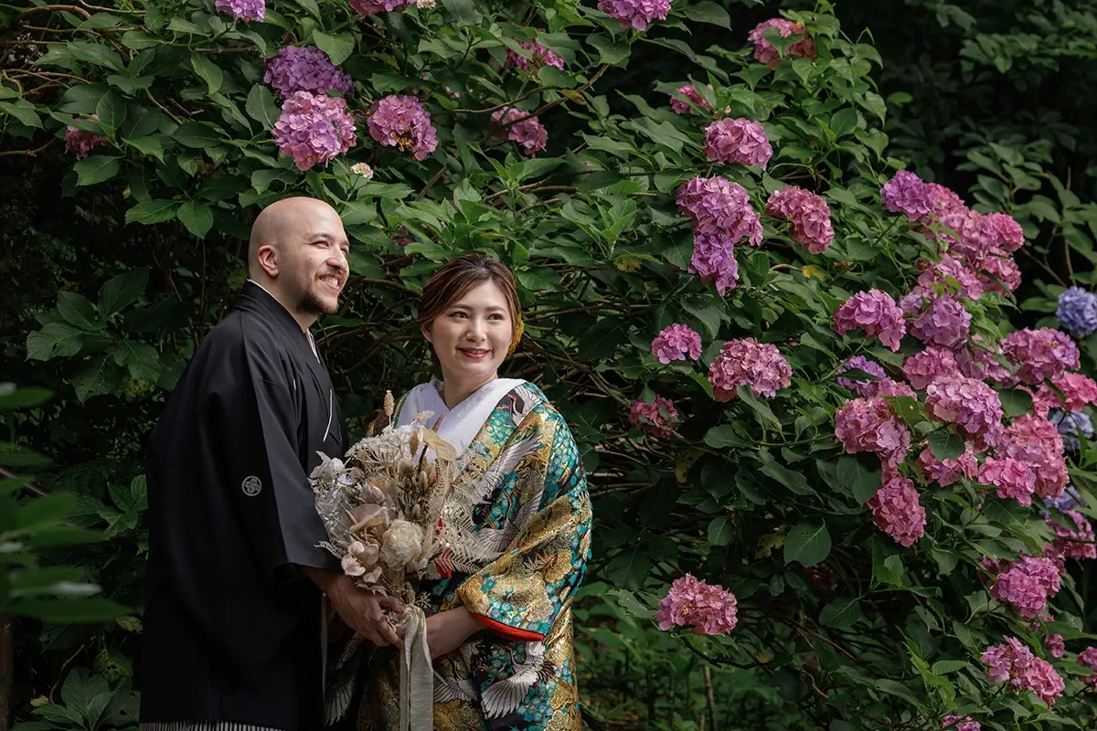 紫陽花の前で和装の新郎新婦
