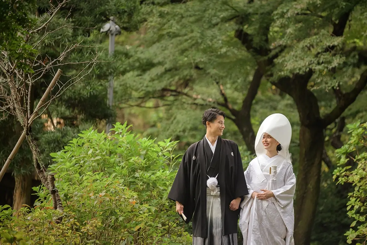 妙本寺で綿帽子を被った新婦と袴姿の新郎