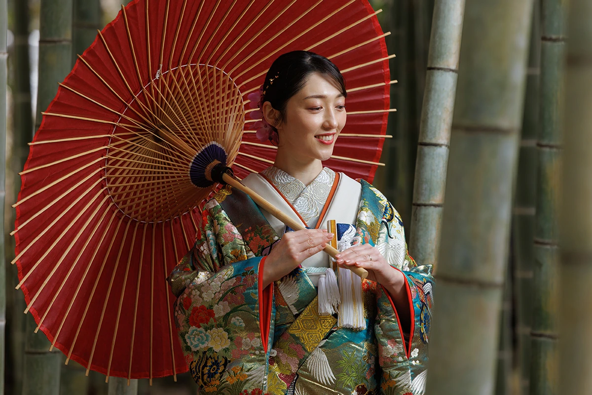 建長寺で新婦が花嫁小物や刺繍衿、掛下でコーディネートをして色打掛を着用している和装前撮り
