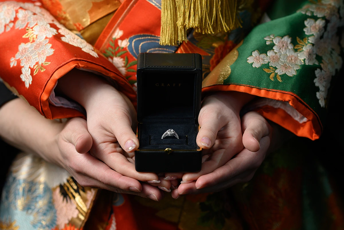 新郎新婦が二人で記念の婚約指輪を持つ和装前撮り