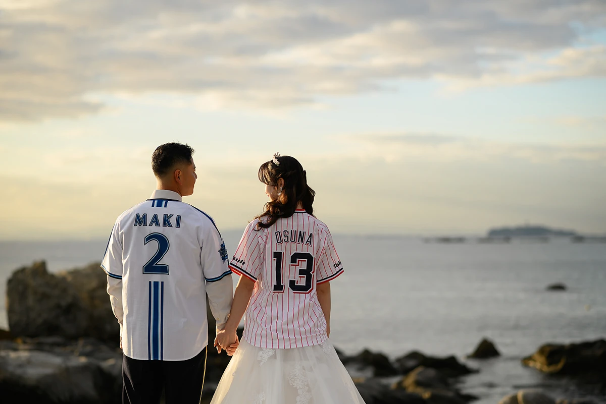 新郎新婦が二人の思い出のユニフォームを着用して写る洋装ウェディングフォト