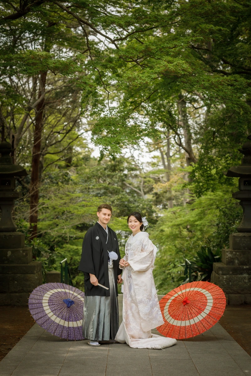 エッフェル塔が見える町並みで、語り合う新郎と新婦