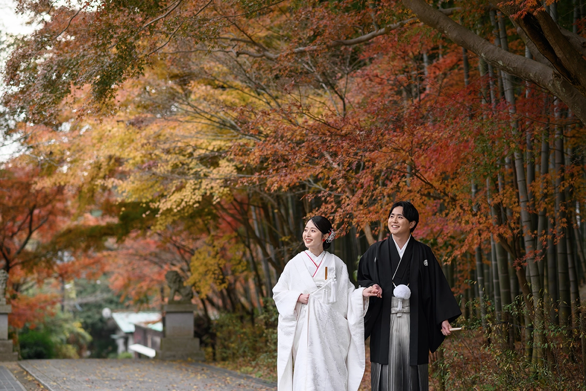 鎌倉・建長寺で紅葉前撮りを楽しむ白無垢姿の新郎新婦
