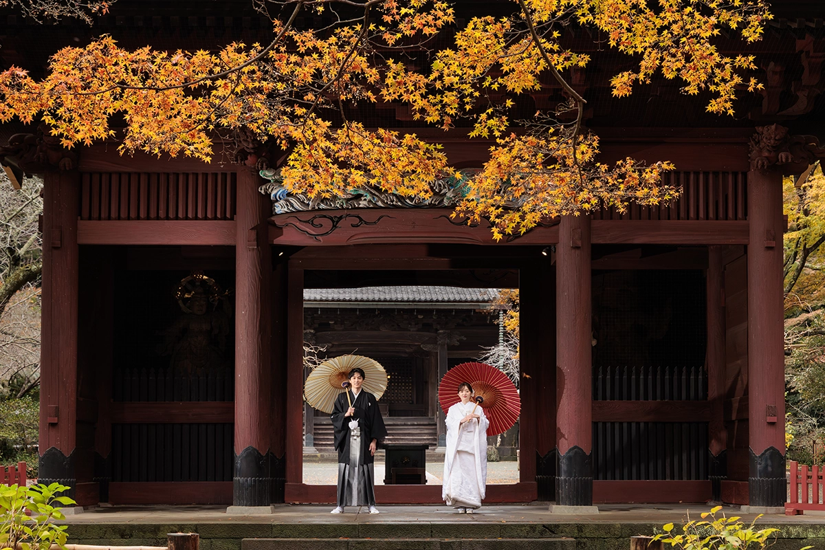 鎌倉・妙本寺の紅葉シーズンに山門で撮影した和装フォトウェディング