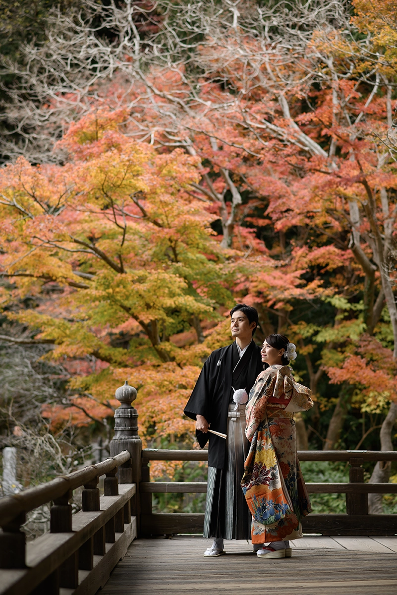 鎌倉・妙本寺の紅葉を背景に色打掛で和装前撮りをする新郎新婦