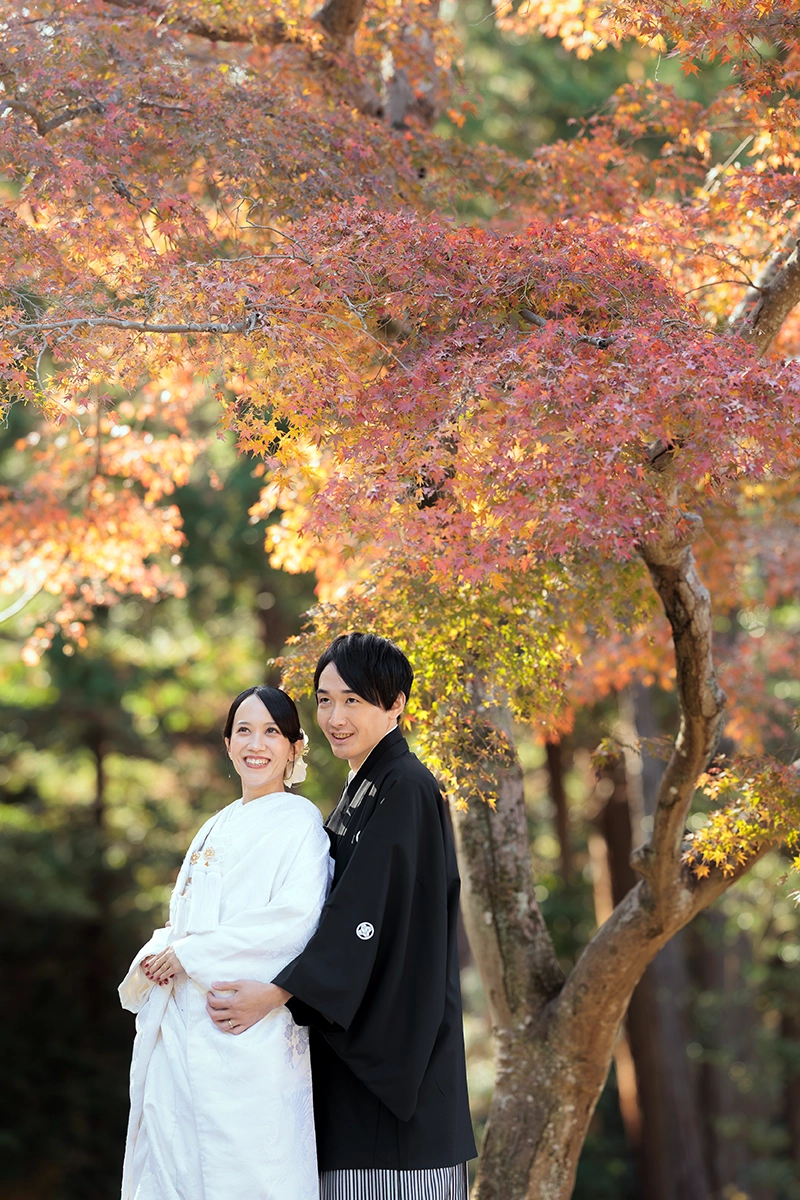 秋の円覚寺で紅葉に囲まれて撮影した白無垢のフォトウェディング