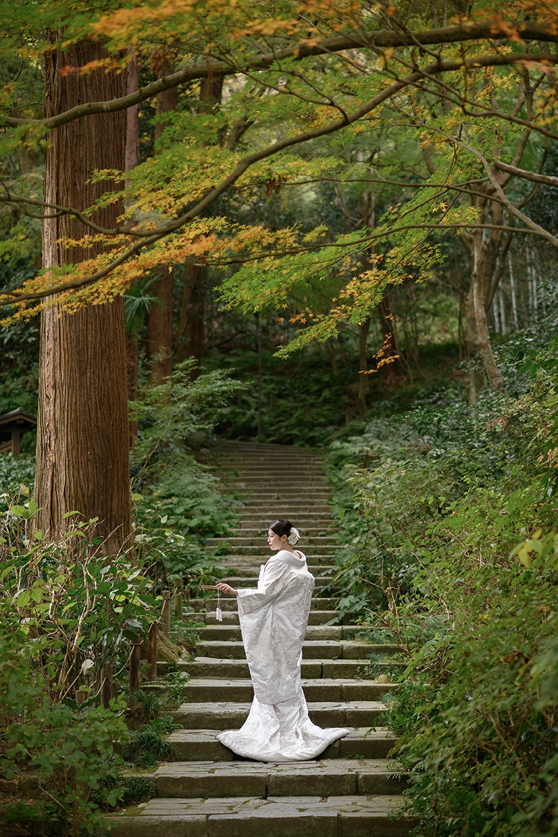 鎌倉・瑞泉寺の石段で白無垢姿を撮影した新婦の和装前撮り