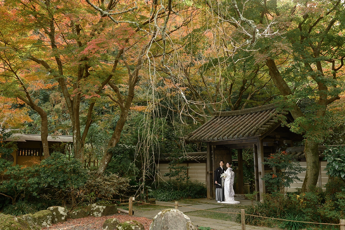 紅葉が美しい鎌倉・瑞泉寺の境内で撮影した和装フォトウェディング