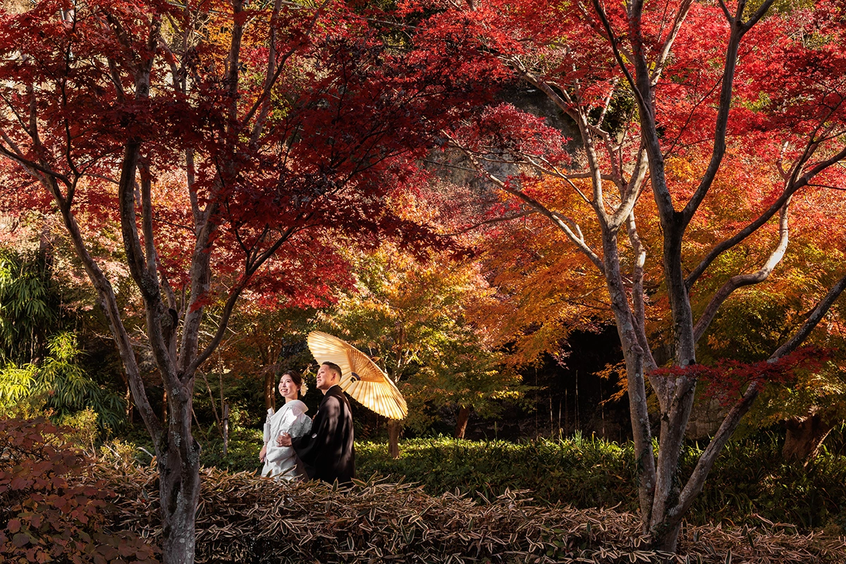 鎌倉・海蔵寺の鮮やかな紅葉に囲まれて和装前撮りを楽しむ新郎新婦