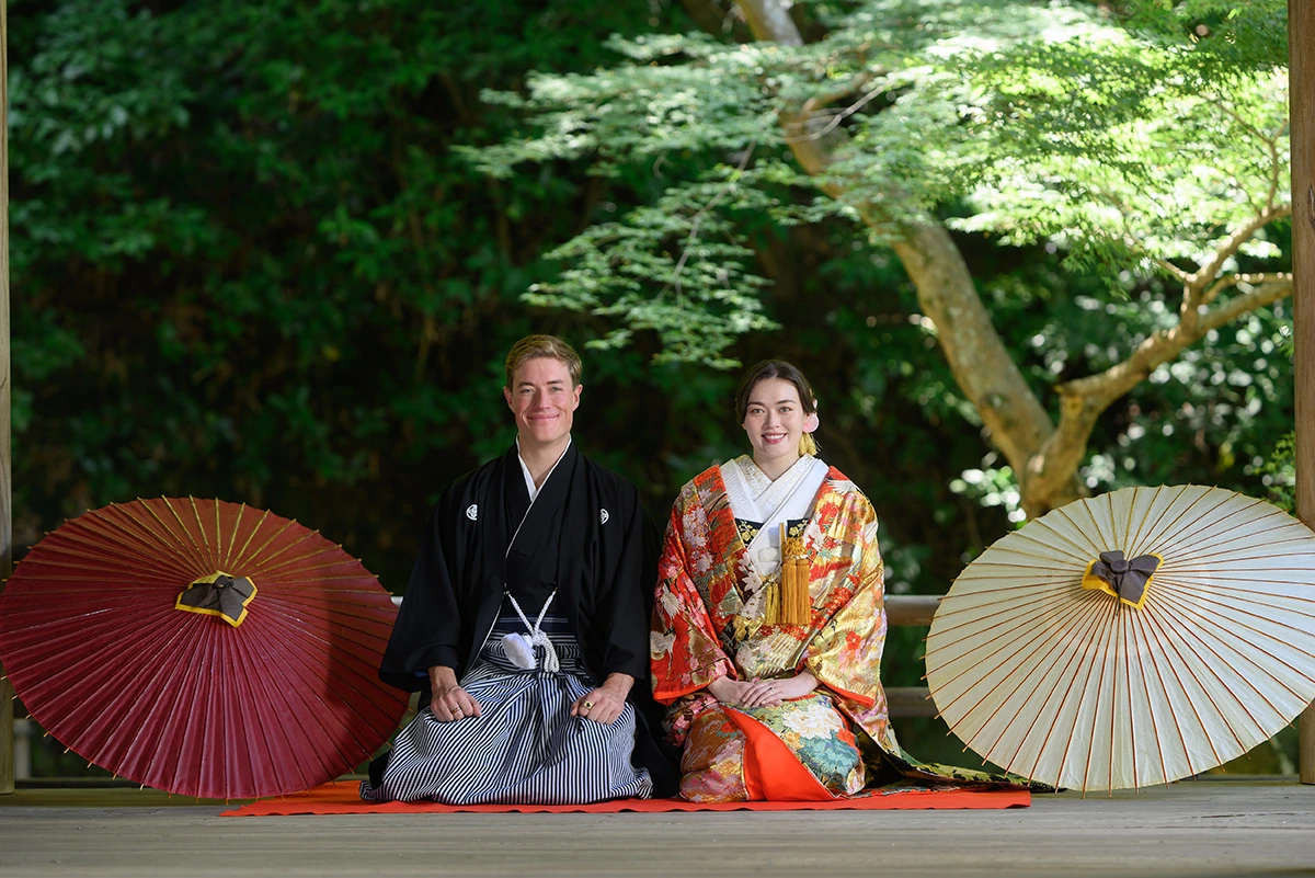 色打掛を着た新婦と紋付袴を着た新郎が鎌倉・妙本寺で正座をして撮影している和装前撮り