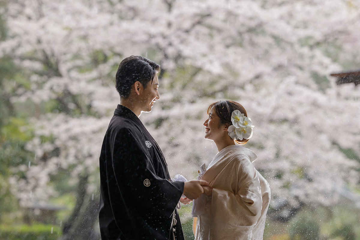 鎌倉・妙本寺の二天門前で白無垢姿の新婦と和装の新郎が紅葉に囲まれて佇むフォトウェディング・前撮り写真