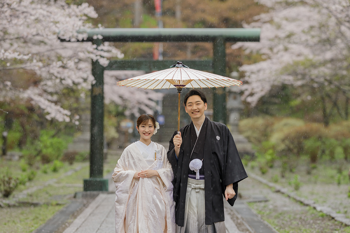 東京・旧古河邸の洋館内でウェディングドレスとタキシード姿の新郎新婦が撮影する洋装前撮り・フォトウェディング写真