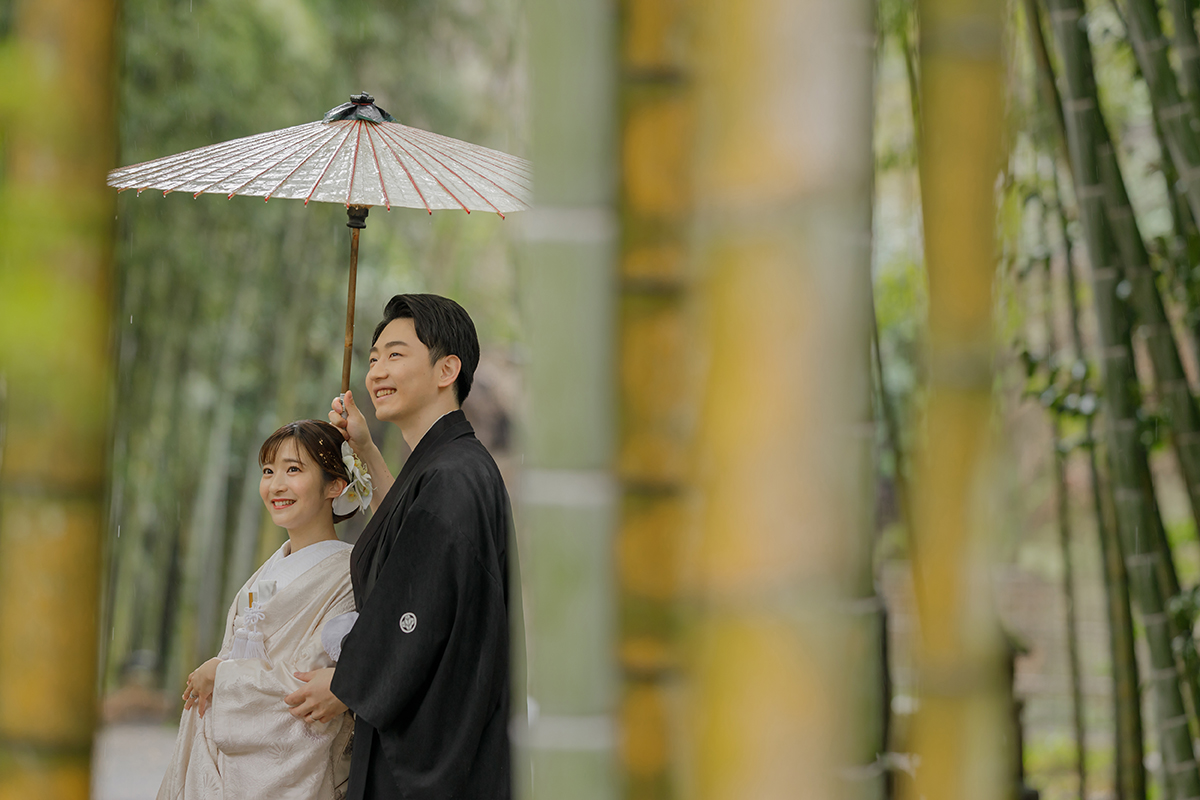 東京・旧古河邸の洋館内でウェディングドレスとタキシード姿の新郎新婦が撮影する洋装前撮り・フォトウェディング写真