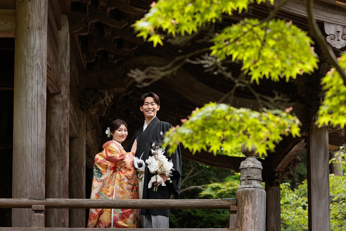 妙本寺で色打掛を着た新婦と紋付袴を着た新郎が寄り添って写る和装前撮り