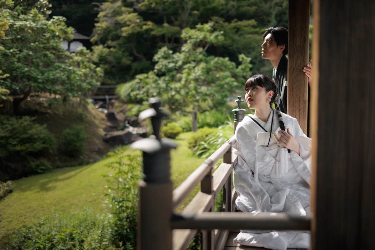 鎌倉・海蔵寺の紅葉に囲まれた参道で撮影した白無垢の和装前撮り。秋の自然に包まれたフォトウェディング