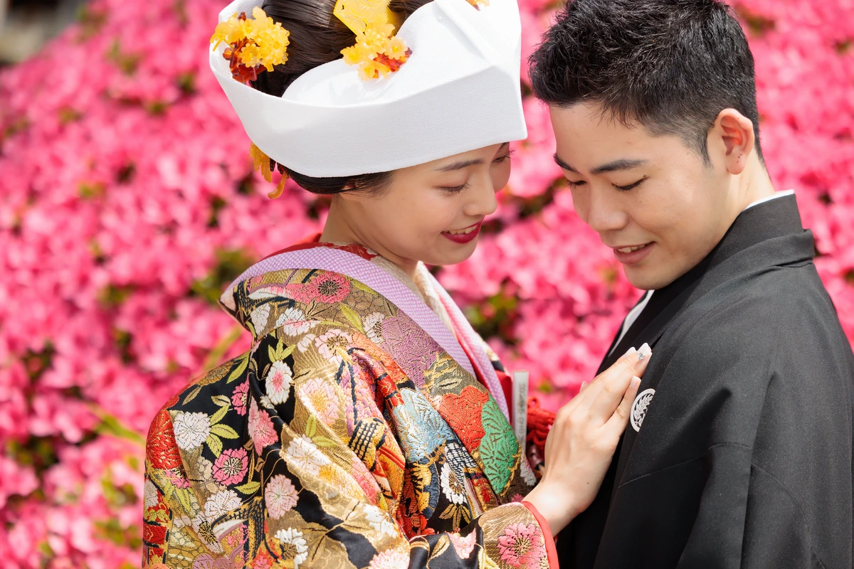 鎌倉・建長寺の竹林と紅葉に囲まれた境内で撮影した色打掛の和装前撮り。秋の自然美が映えるフォトウェディング