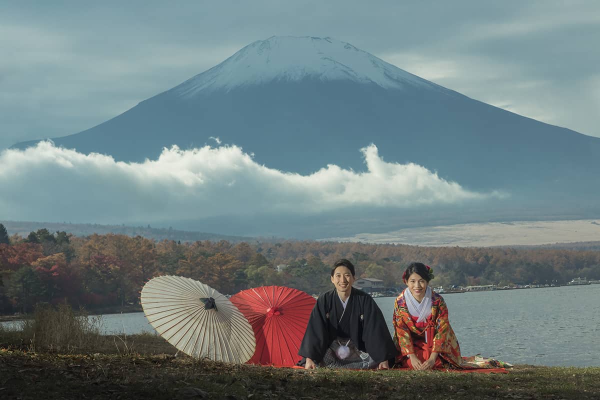 富士山をバックにお着物の男女