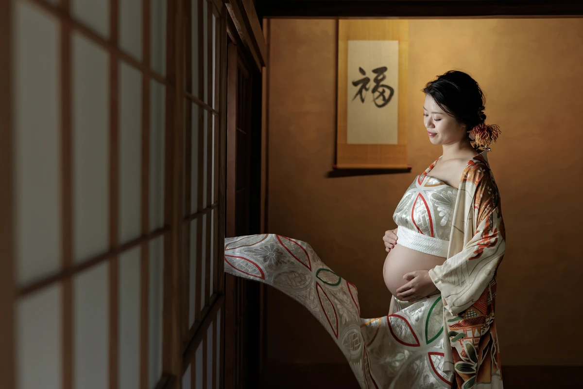横浜・大桟橋でウェディングドレス姿とタキシード姿の新婦と新郎がみなとみらいの夜景を背景に撮影するフォトウェディング・前撮り写真