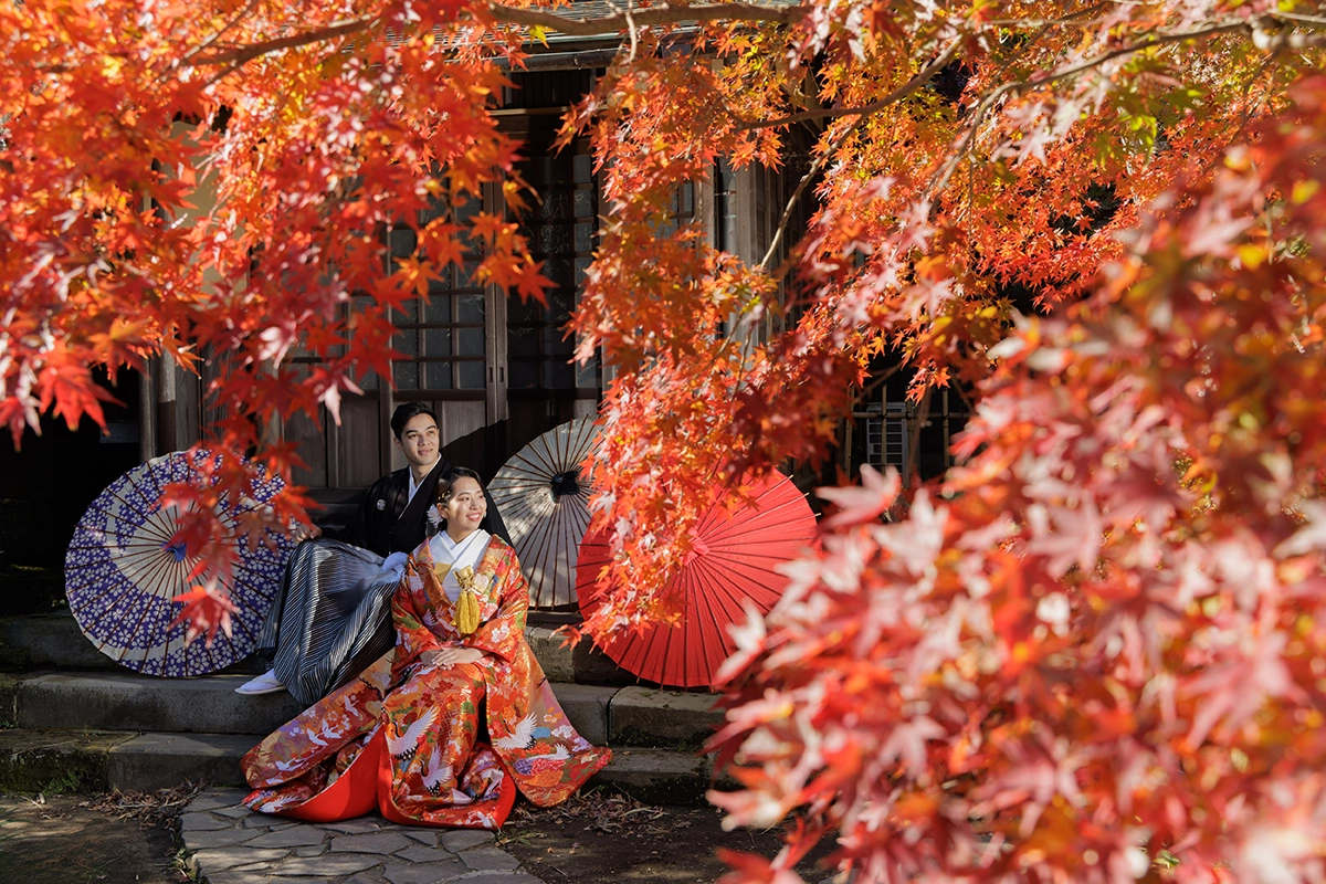 鎌倉・英勝寺の紅葉越しに撮影した色打掛の和装前撮り写真