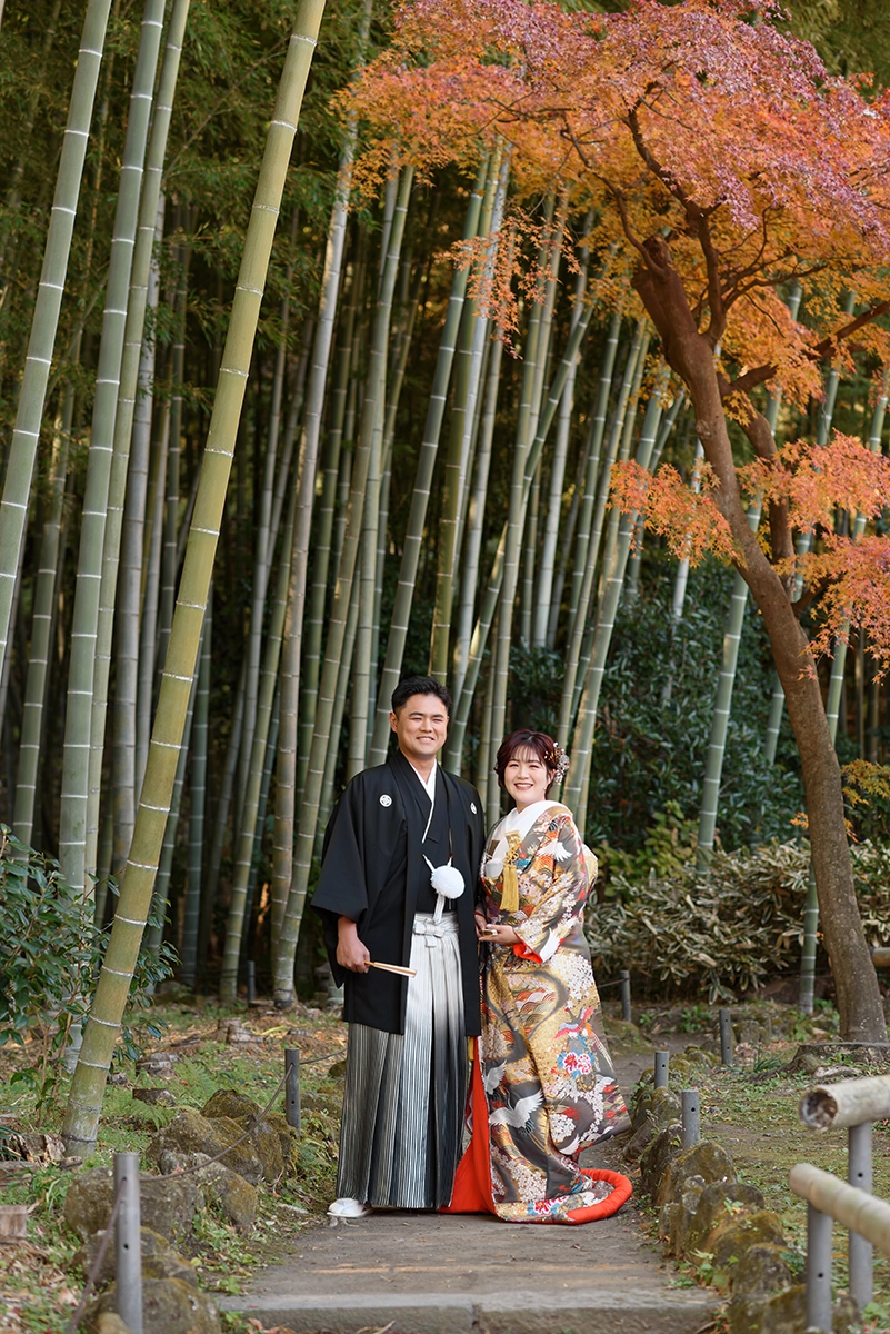鎌倉・英勝寺の竹林と紅葉を背景に撮影した色打掛の和装前撮り写真