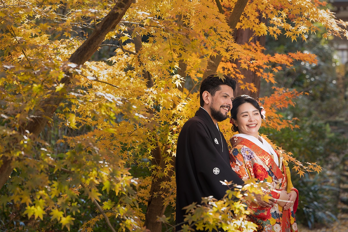 鎌倉・浄智寺の紅葉に囲まれて撮影した色打掛の和装前撮り写真